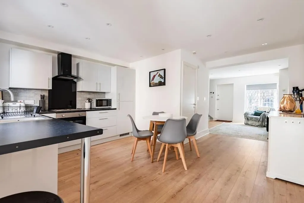 2Bd Mews House, Wanstead Villa London