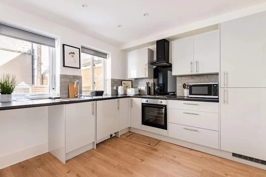 2Bd Mews House, Wanstead Villa London 0*,