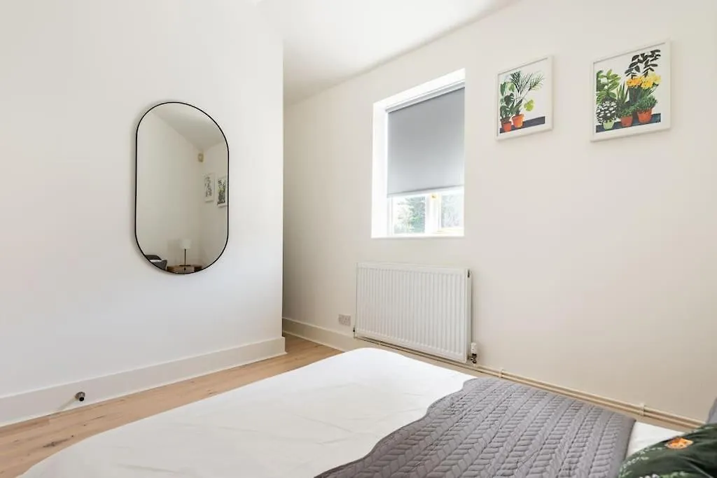 2Bd Mews House, Wanstead Villa London