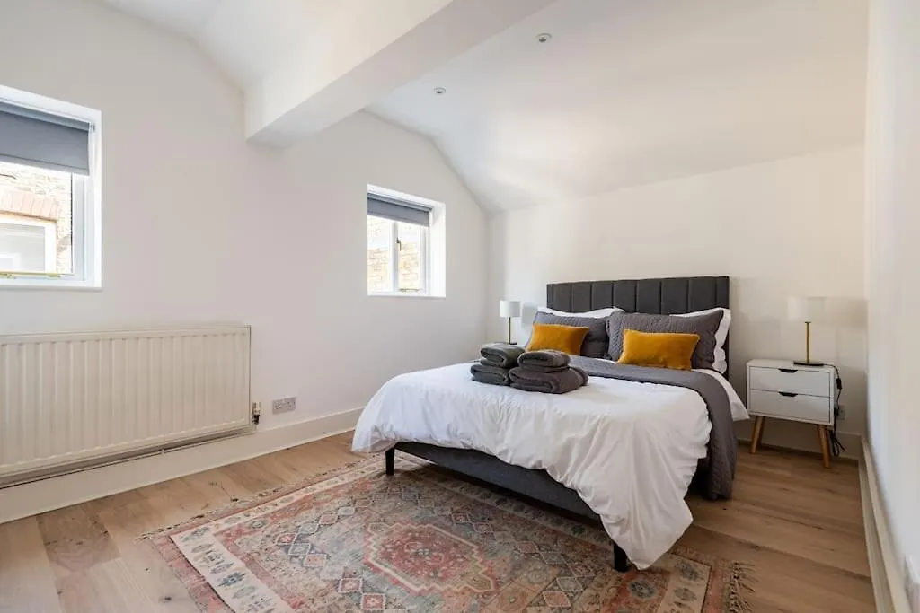 2Bd Mews House, Wanstead Villa London