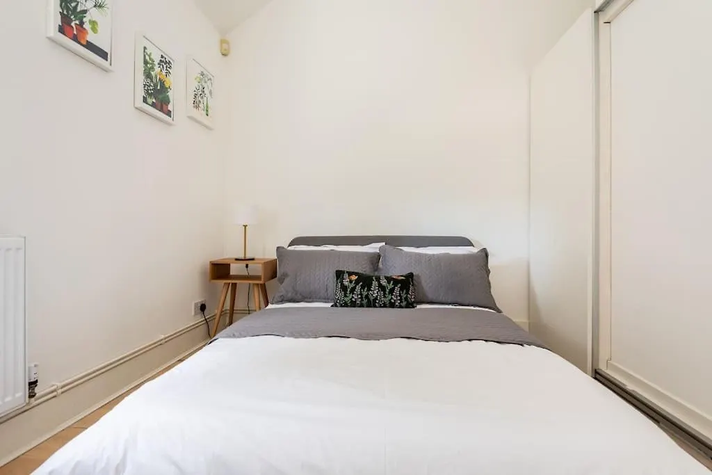 2Bd Mews House, Wanstead Villa London 0*,