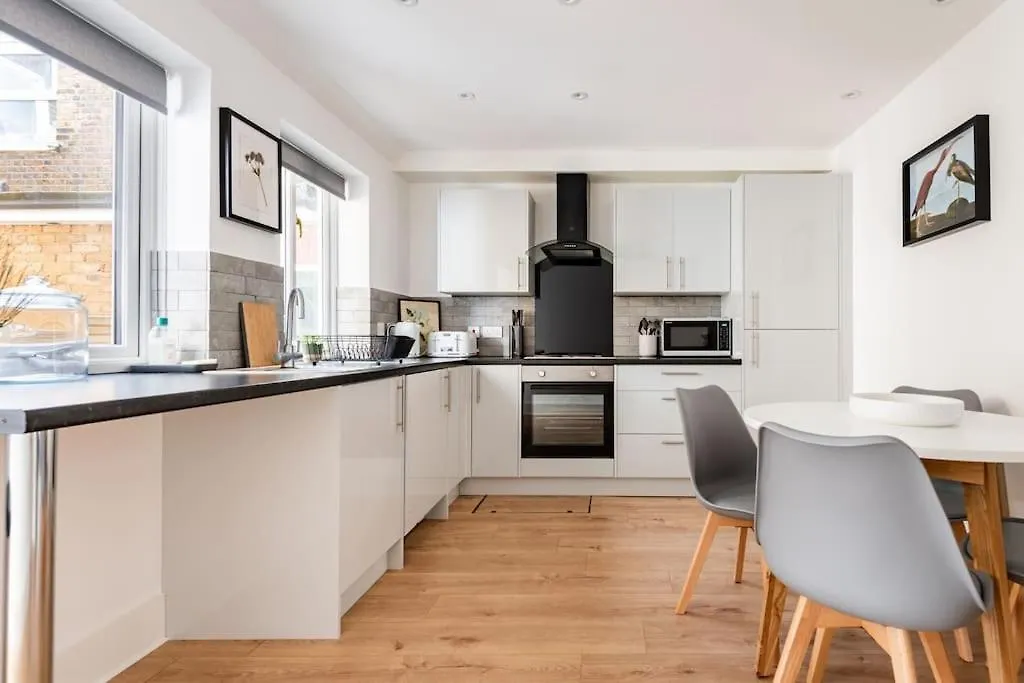 2Bd Mews House, Wanstead Villa London 0*,