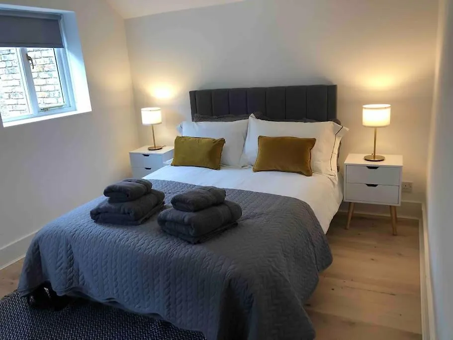 2Bd Mews House, Wanstead Villa London 0*,  United Kingdom