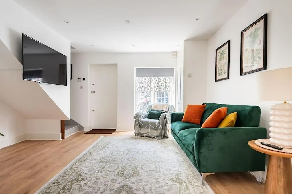 2Bd Mews House, Wanstead location
